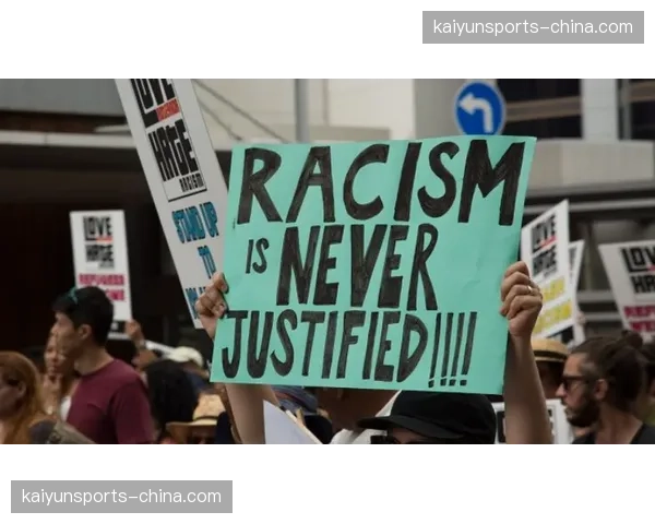 “欧足联处罚：亚特兰大因球迷种族歧视行为被罚款并勒令关闭部分看台”