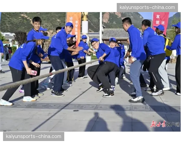 比赛结束哨响，场边记者通过5G背包将专访画面直传全球各大电视台