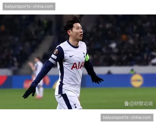 特写:看台上的孙兴慜——因伤缺阵的热刺队长全程站立指挥 特写:看台上的孙兴慜——因伤缺阵的热刺队长全程站立指挥